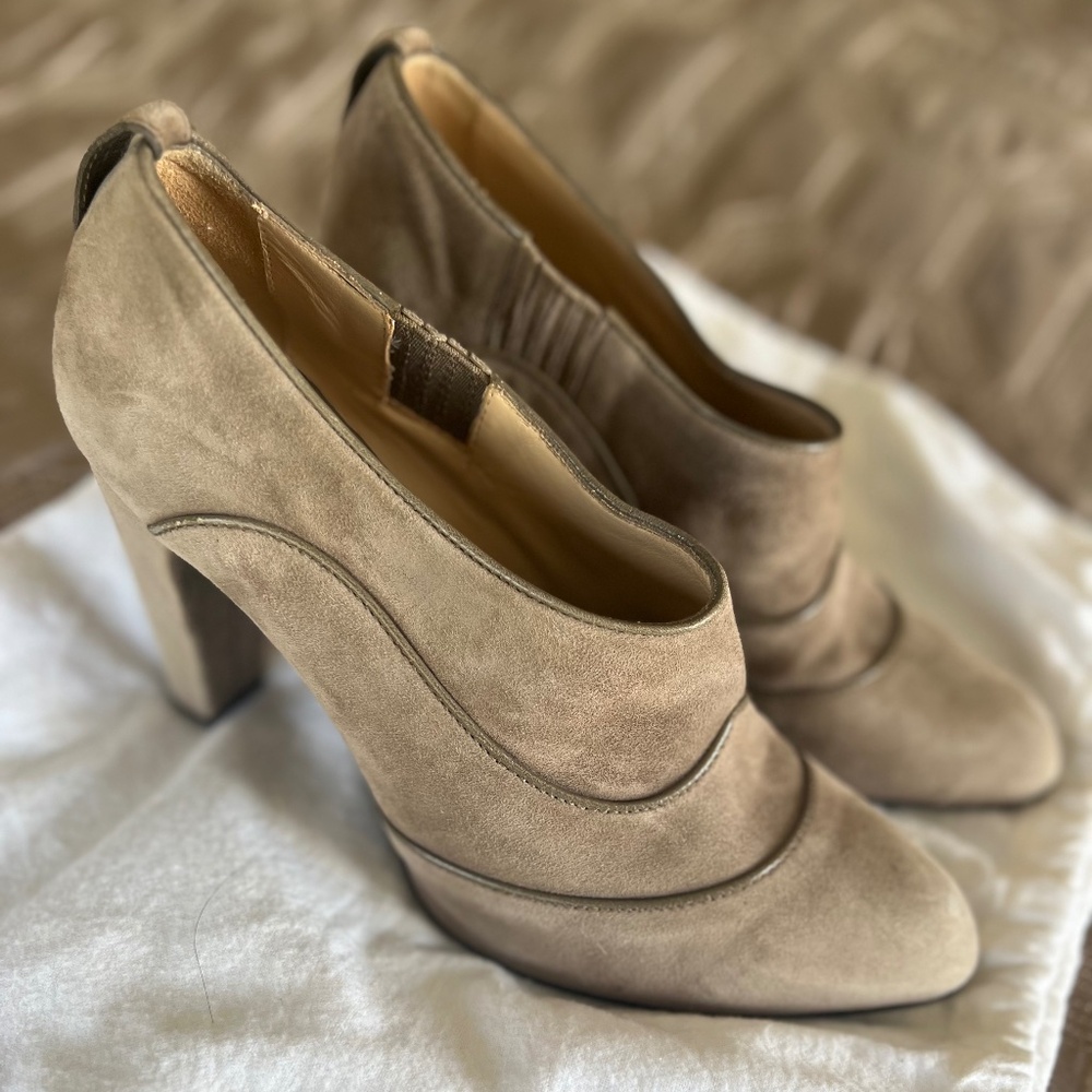 Tod’s suede ankle booties in great condition